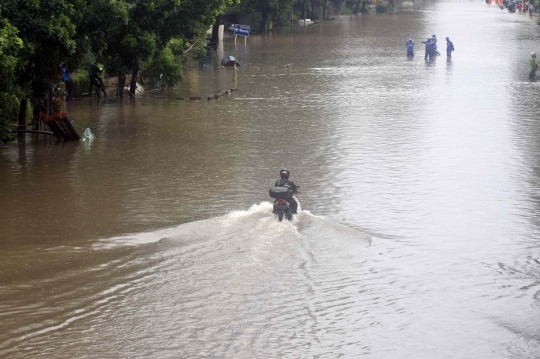 Banjir Rendam Jalan DI Panjaitan