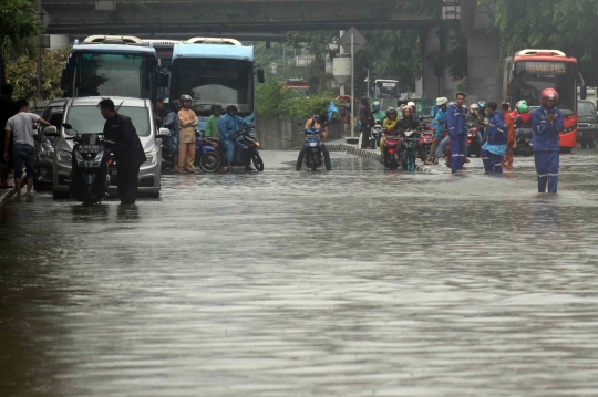 Banjir Rendam Jalan DI Panjaitan