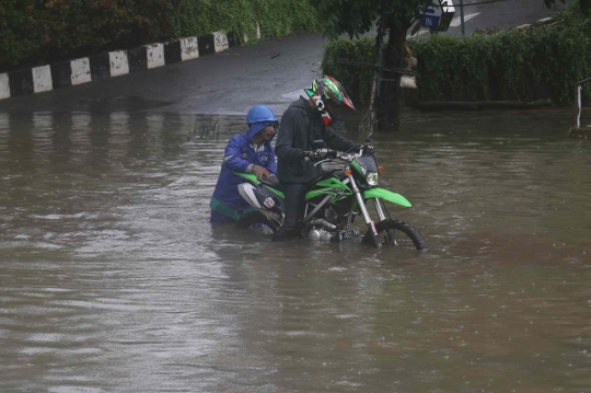 Banjir Rendam Jalan DI Panjaitan