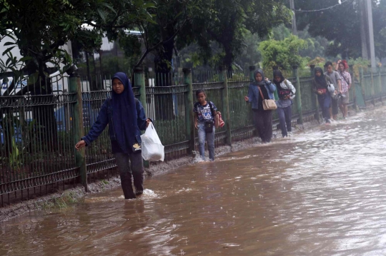 Banjir Rendam Jalan DI Panjaitan
