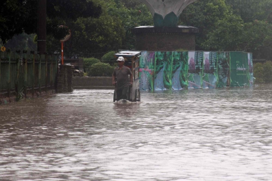 Banjir Rendam Jalan DI Panjaitan