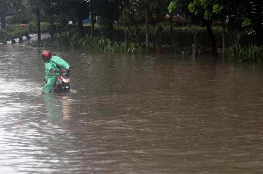 Banjir Rendam Jalan DI Panjaitan