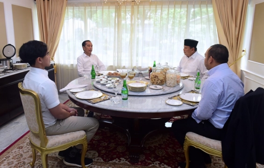 Saat Presiden Jokowi Terima Menhan Prabowo di Istana Yogyakarta