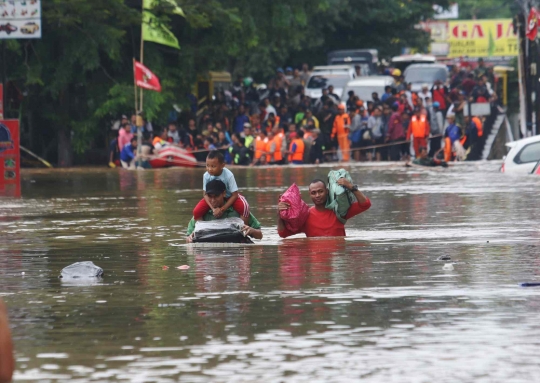 Banjir di Ciledug Indah Lumpuhkan Jalan Tangerang ke Jakarta