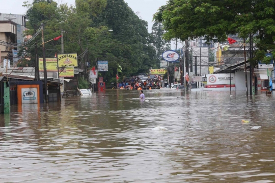 Banjir di Ciledug Indah Lumpuhkan Jalan Tangerang ke Jakarta