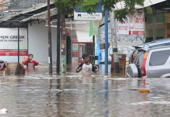 Banjir di Ciledug Indah Lumpuhkan Jalan Tangerang ke Jakarta