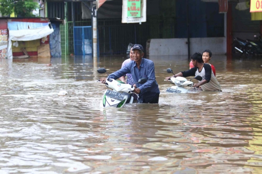 Banjir di Ciledug Indah Lumpuhkan Jalan Tangerang ke Jakarta