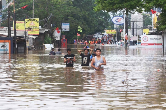 Banjir di Ciledug Indah Lumpuhkan Jalan Tangerang ke Jakarta