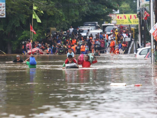 Banjir di Ciledug Indah Lumpuhkan Jalan Tangerang ke Jakarta