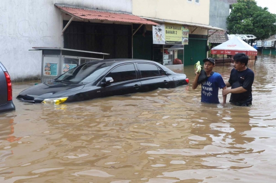 Banjir Setinggi Dada Orang Dewasa Rendam Perumahan Ciledug Indah