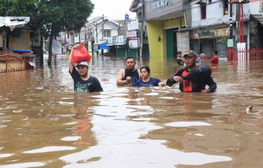 Banjir Setinggi Dada Orang Dewasa Rendam Perumahan Ciledug Indah