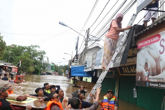 Banjir Setinggi Dada Orang Dewasa Rendam Perumahan Ciledug Indah