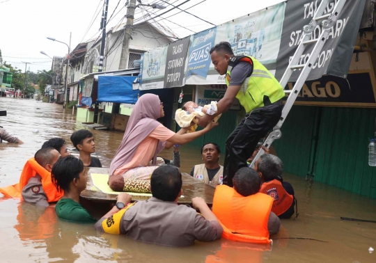 Banjir Setinggi Dada Orang Dewasa Rendam Perumahan Ciledug Indah