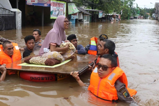 Banjir Setinggi Dada Orang Dewasa Rendam Perumahan Ciledug Indah