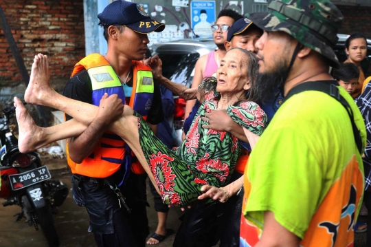 Banjir Setinggi Dada Orang Dewasa Rendam Perumahan Ciledug Indah