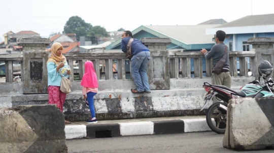 Banjir Ciliwung Jadi Tontonan Pemotor di Flyover Rawajati