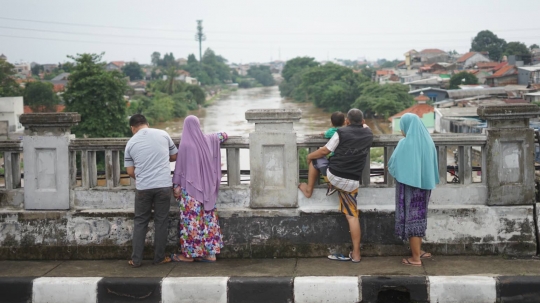 Banjir Ciliwung Jadi Tontonan Pemotor di Flyover Rawajati