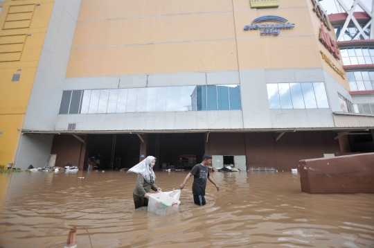 Banjir Lumpuhkan Mal Cipinang Indah