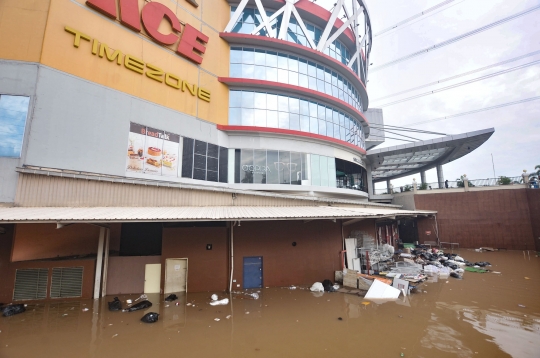 Banjir Lumpuhkan Mal Cipinang Indah