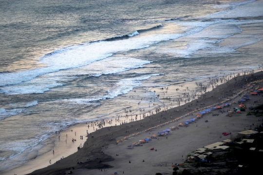 Libur Tahun Baru, Pantai Parangtritis Dipenuhi Wisatawan