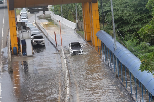 Banjir Genangi Gerbang Tol Karang Tengah Barat 2