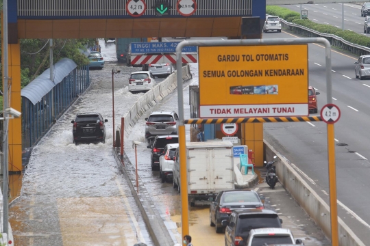 Banjir Genangi Gerbang Tol Karang Tengah Barat 2