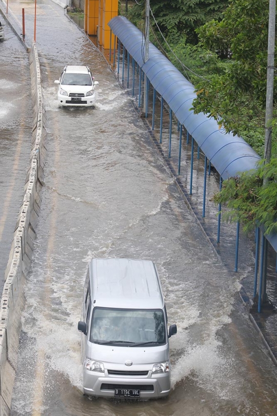 Banjir Genangi Gerbang Tol Karang Tengah Barat 2