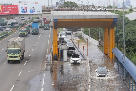 Banjir Genangi Gerbang Tol Karang Tengah Barat 2