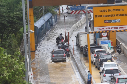 Banjir Genangi Gerbang Tol Karang Tengah Barat 2