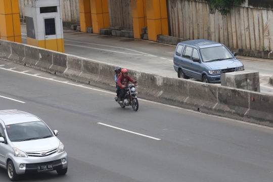 Banjir, Sepeda Motor Diperbolehkan Lewat Tol Karang Tengah