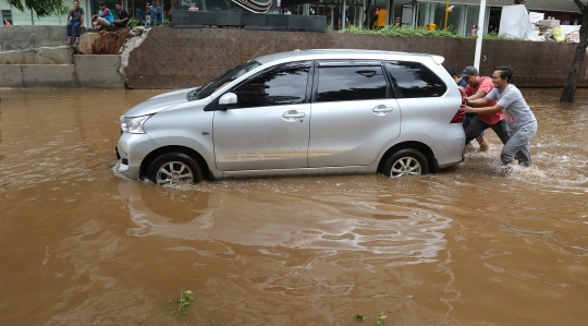 Mobil-Mobil Terendam Banjir di Kawasan Kemang