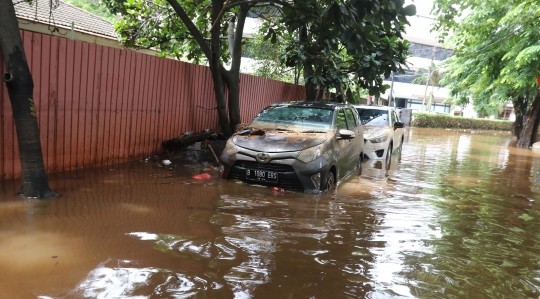 Mobil-Mobil Terendam Banjir di Kawasan Kemang