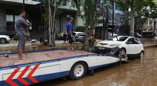 Mobil-Mobil Terendam Banjir di Kawasan Kemang