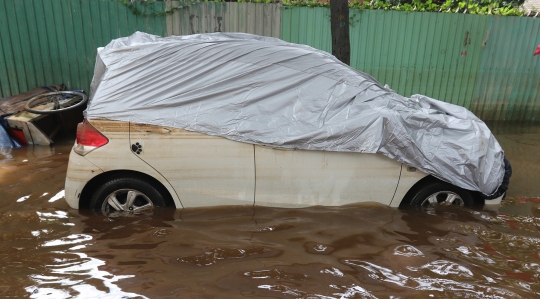 Mobil-Mobil Terendam Banjir di Kawasan Kemang