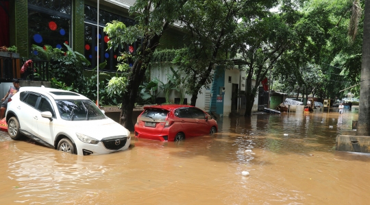 Mobil-Mobil Terendam Banjir di Kawasan Kemang