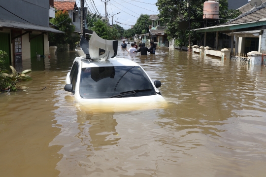 Begini Kondisi Mobil-Mobil yang Terseret Banjir di Ciledug