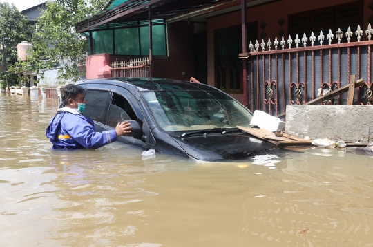 Begini Kondisi Mobil-Mobil yang Terseret Banjir di Ciledug