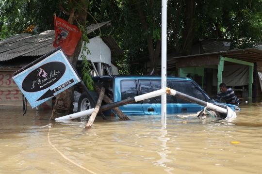 Begini Kondisi Mobil-Mobil yang Terseret Banjir di Ciledug