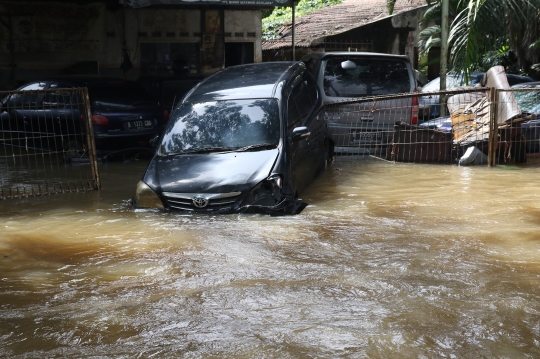 Begini Kondisi Mobil-Mobil yang Terseret Banjir di Ciledug