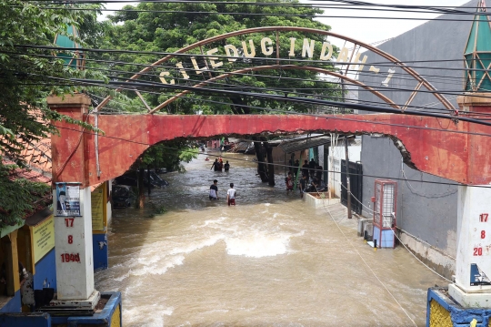 Banjir Setinggi Dada Masih Rendam Perumahan Ciledug Indah