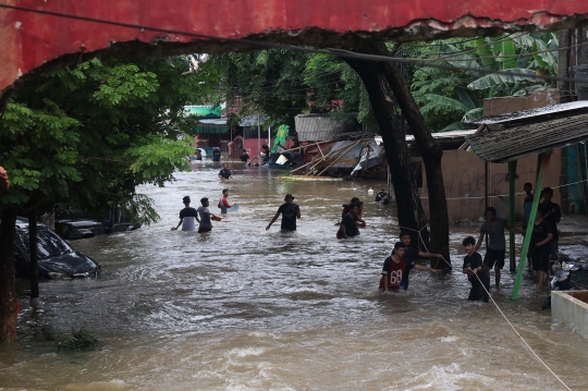 Banjir Setinggi Dada Masih Rendam Perumahan Ciledug Indah