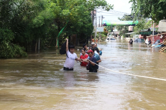 Banjir Setinggi Dada Masih Rendam Perumahan Ciledug Indah
