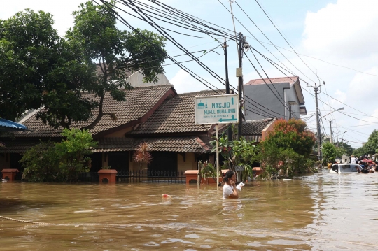 Banjir Setinggi Dada Masih Rendam Perumahan Ciledug Indah