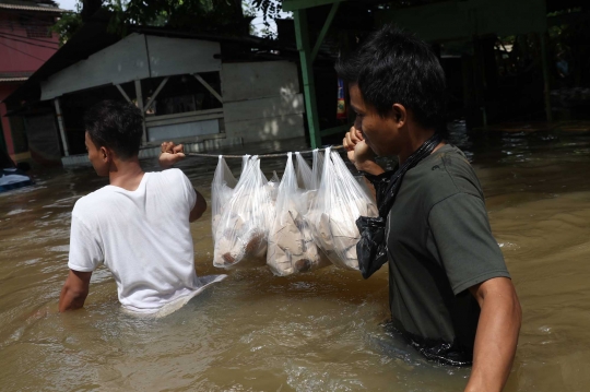 Banjir Setinggi Dada Masih Rendam Perumahan Ciledug Indah