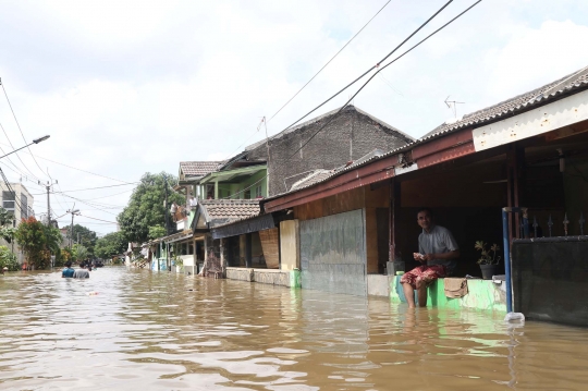 Banjir Setinggi Dada Masih Rendam Perumahan Ciledug Indah