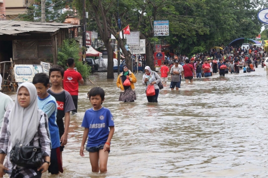 Banjir Perlahan Surut, Jalan Tangerang-Jakarta Bisa Dilalui Pejalan Kaki