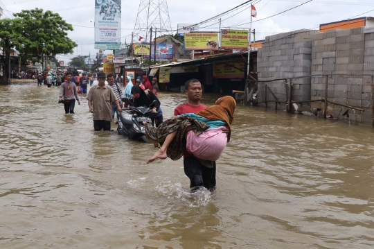 Banjir Perlahan Surut, Jalan Tangerang-Jakarta Bisa Dilalui Pejalan Kaki