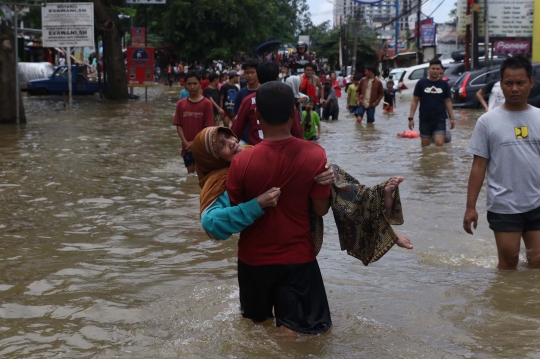 Banjir Perlahan Surut, Jalan Tangerang-Jakarta Bisa Dilalui Pejalan Kaki