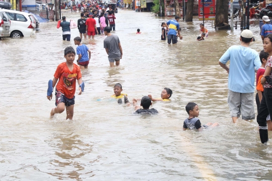 Banjir Perlahan Surut, Jalan Tangerang-Jakarta Bisa Dilalui Pejalan Kaki