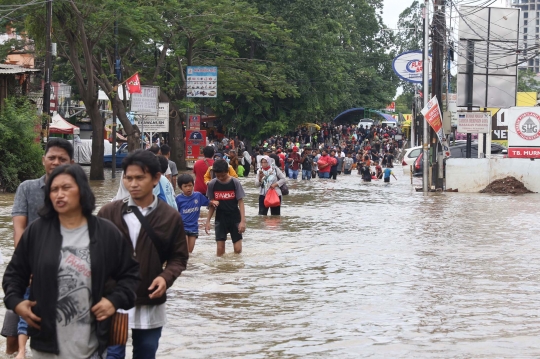 Banjir Perlahan Surut, Jalan Tangerang-Jakarta Bisa Dilalui Pejalan Kaki